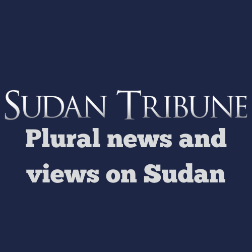 سلفا كير يحي الجماهير قبل القاء كلمته خلال احتفالات اعلان استقلال جنوب السودان (رويترز)