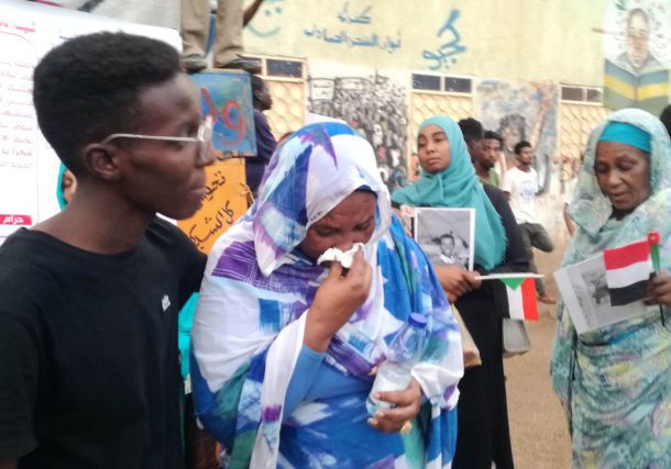 أسر شهداء فض الاعتصام أمام قيادة الجيش لإحياء ذكرى الشهداء ـ 12 مايو 2021 (صورة لسودان تربيون)