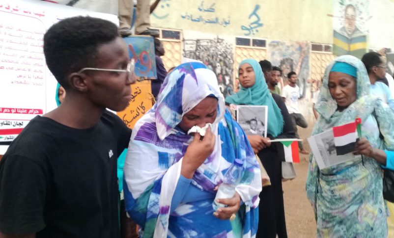أسر شهداء فض الاعتصام أمام قيادة الجيش لإحياء ذكرى الشهداء ـ 12 مايو 2021 (صورة لسودان تربيون)