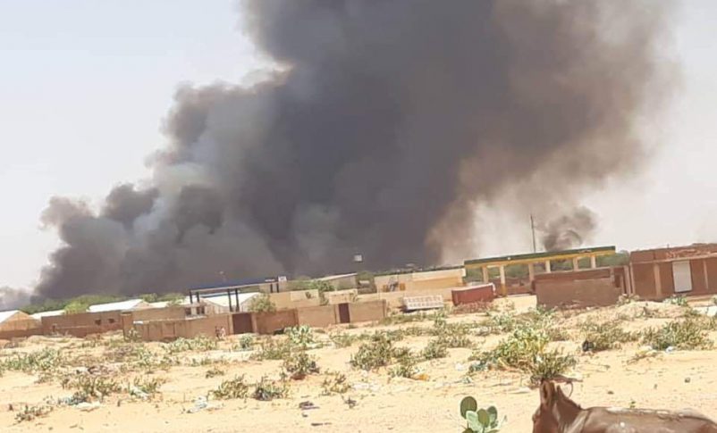 صورة بثها ناشطون لعمليات حرق طالت معسكرات النازحين في الجنينة ـ 6 أبريل 2021