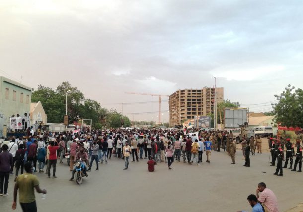 افطار أسر شهداء فض الاعتصام أمام قيادة الجيش بالخرطوم ـ 11 مايو 2021 (صورة لسودان تربيون)