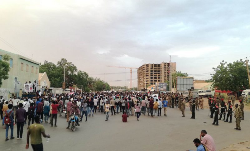 افطار أسر شهداء فض الاعتصام أمام قيادة الجيش بالخرطوم ـ 11 مايو 2021 (صورة لسودان تربيون)