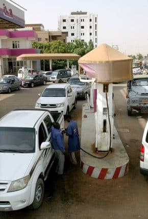 سيارات تصطف لشراء البنزين في احد محطات التوزيع في العاصمة السودانية الخرطوم (الفرنسية)