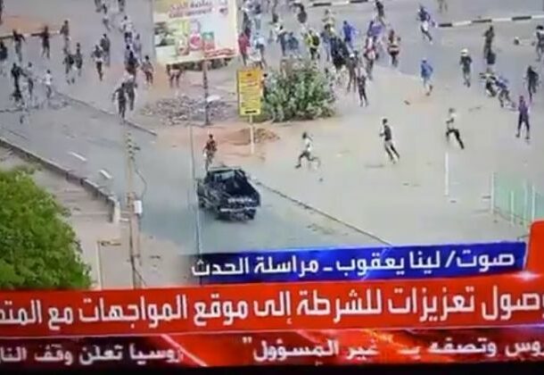 سيارة أمن تهاجم متظاهرين في حي شروني، الخرطوم، في 5 مايو 2022 صورة من قناة الحدث