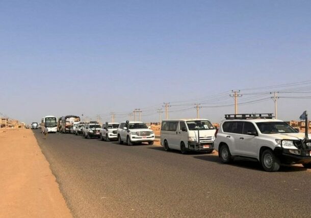 A convoy leaving Khartoum, Sudan’s capital, advances on a road toward Port Sudan, on April 23, 2023 (AFP photo)
