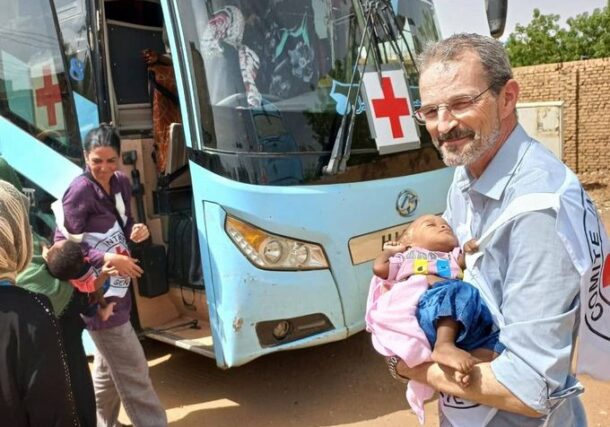 فريق الصليب الاحمر الدولي يجلي ما يزيد عن 280 طفلا من المايقوما إلى موقع خارج الخرطوم