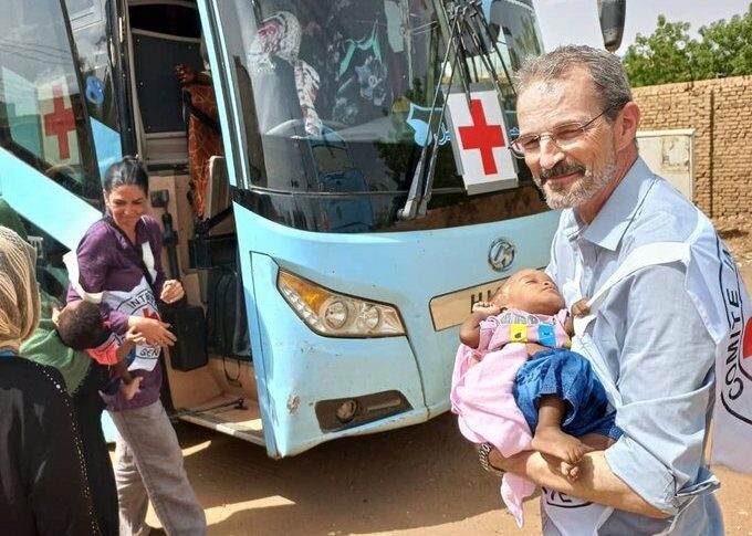 فريق الصليب الاحمر الدولي يجلي ما يزيد عن 280 طفلا من المايقوما إلى موقع خارج الخرطوم