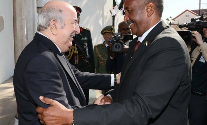 الرئيس الجزائري تبون يرحب بالبرهان عند وصوله للقصر الرئاسي في الجزائر العاصمة في 28 يناير2024