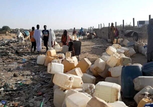 سكان معسكر زمزم يصطفون في طوابير للحصول على المياه