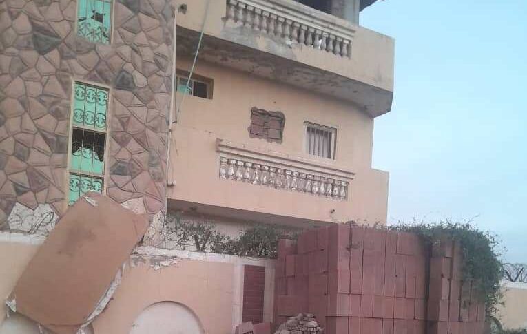 منزل مهجور في الحلفايا وعليه اثار الخراب ونيرات المدافع