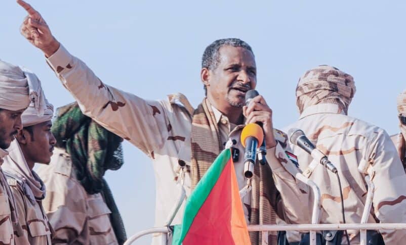 قائد قوات الدعم السريع محمد حمدان دقلوا يخاطب قواته في مكان غير معلوم من اقليم دارفور في 22 يونيو 2025
