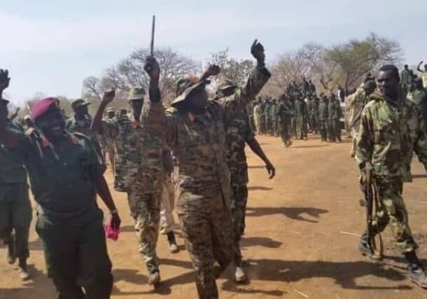 قادة من الحركة الشعبية يحيون الجنود في منطقة جبال النوبة ، جنوب كردفان.