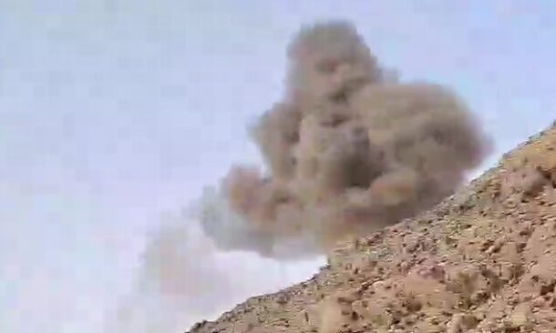 صورة ملتقطة من فيديو لغارة جوية على مواقع تعدين في منطقة العقيدات شمال الوادي الواقعة أقصى شمال ولاية البحر الأحمر. قرب الحدود السودانية المصرية يوم 10 اكتوبر 2026م
