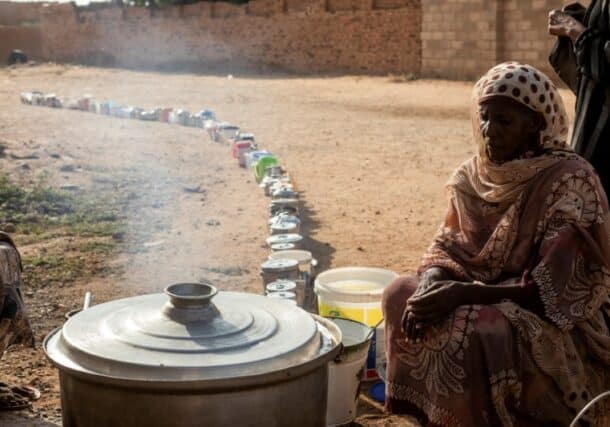 سودانية تُعِدُّ وجبات في مطبخ تكافلي يديره متطوعون لإطعام متضرري الحرب والجوع الشديد في أم درمان، 19 سبتمبر 2024. رويترز